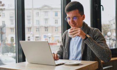 tanar-fericit-cu-laptop