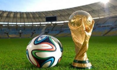 cupa-si-mingea-pe-teren-de-fotbal