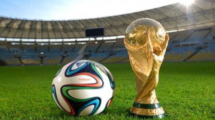 cupa-si-mingea-pe-teren-de-fotbal