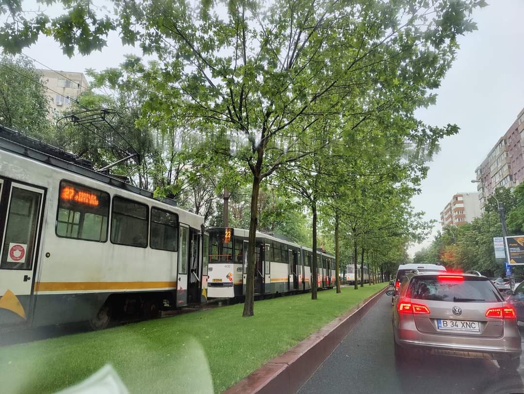 Ploaia face ravagii în Capitală. Au fost semnalate mai multe inundații, inclusiv în curtea Spitalului „Sfântul Ioan”, iar mai multe tramvaie au rămas blocate - VIDEO 