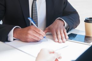 Adeverința de Vechime: Instrument Esențial în Construirea unei Carieri de Succes
