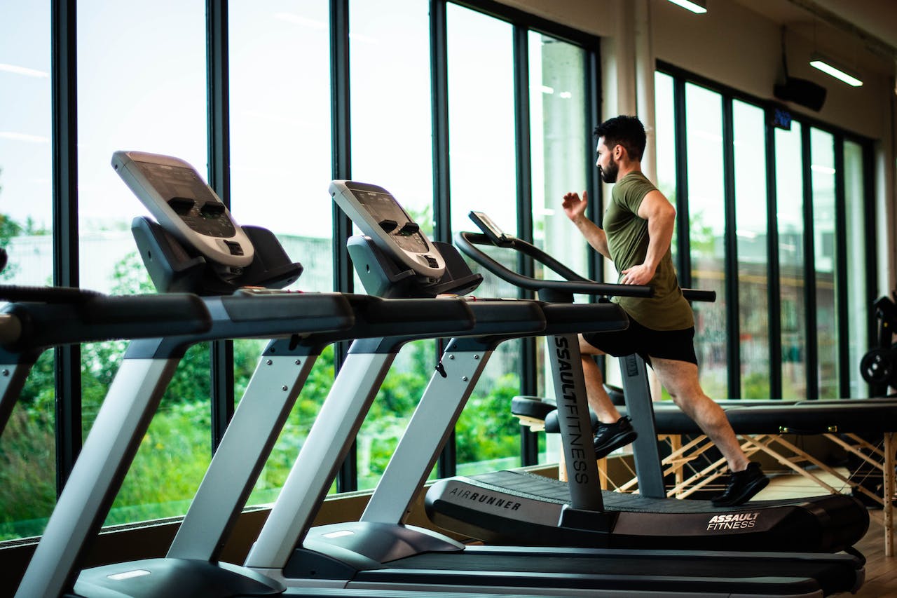 Checklist pentru curățenia sălii de fitness: Ce trebuie să faci zilnic, săptămânal și lunar