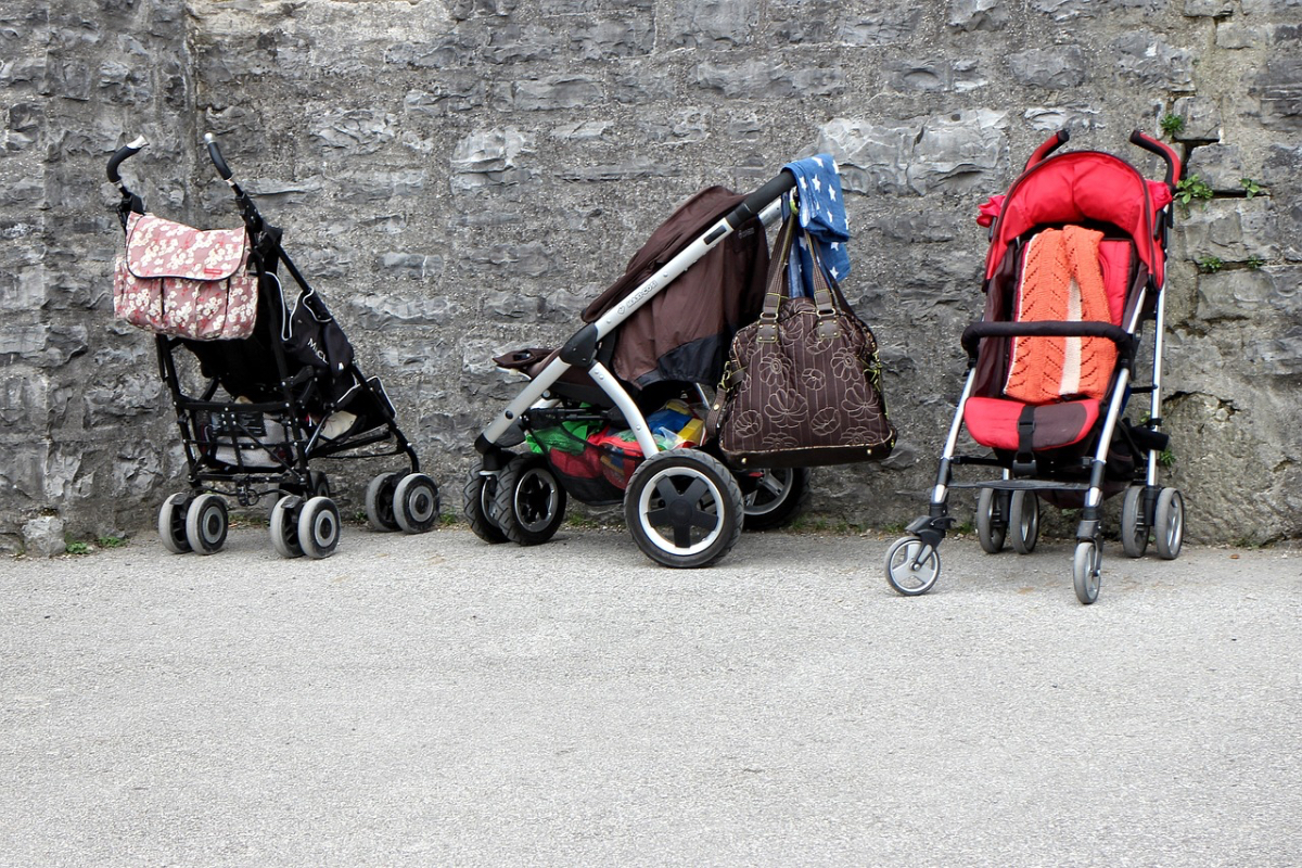 Criterii Esențiale în Alegerea Căruciorului Perfect pentru Bebeluși: Siguranță, Confort și Funcționalitate