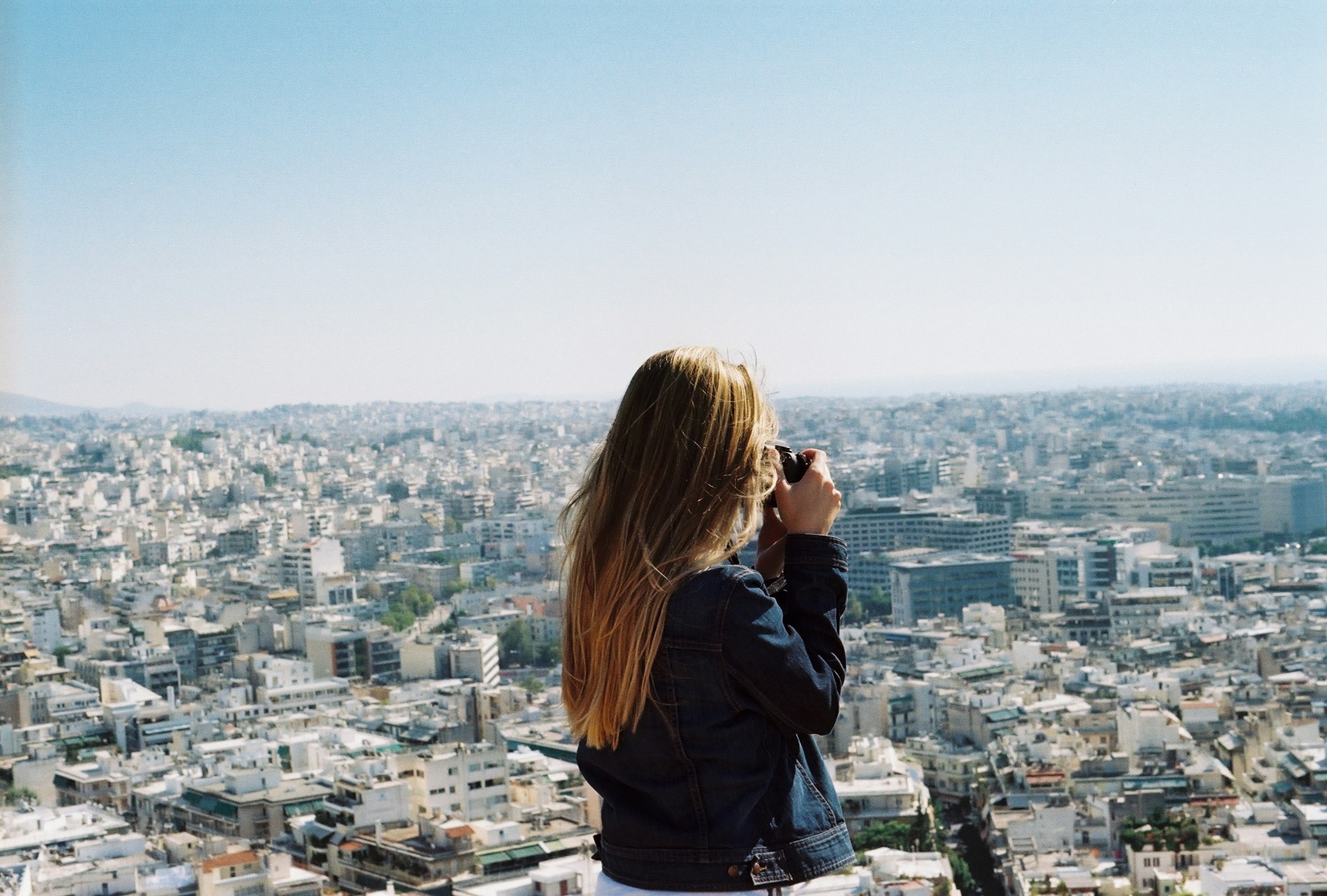 Ce să porți în city break-urile de toamnă: idei de ținute confortabile și cool