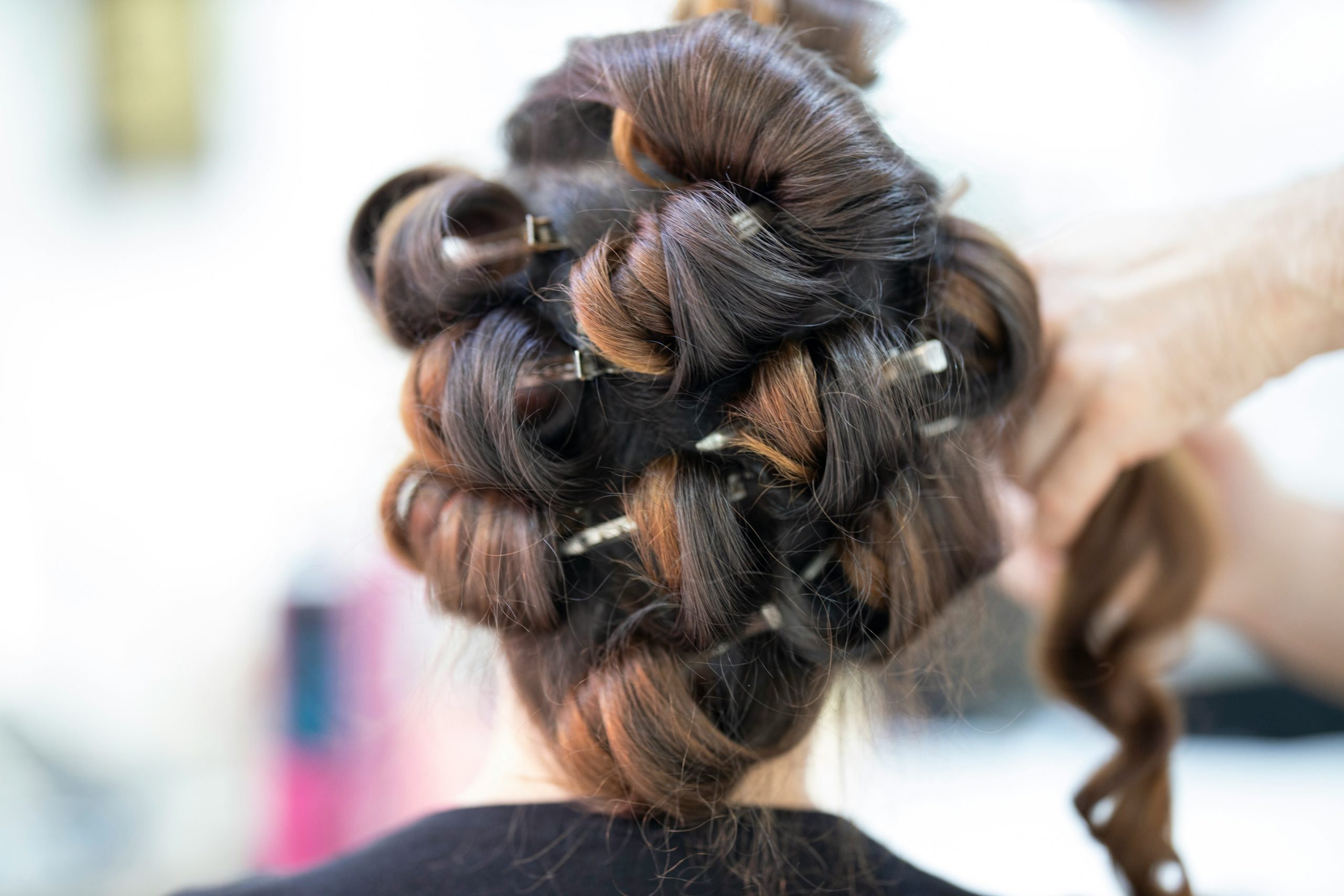 Pregătirea pentru concursuri de hairstyling: De la teorie la practică pe capete de manechin