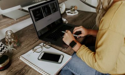Articole și accesorii de birou pe care orice companie ar trebui să le ofere angajaților remote