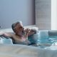 Cum să creezi o atmosferă propice relaxării în jurul jacuzzi-ului de acasă