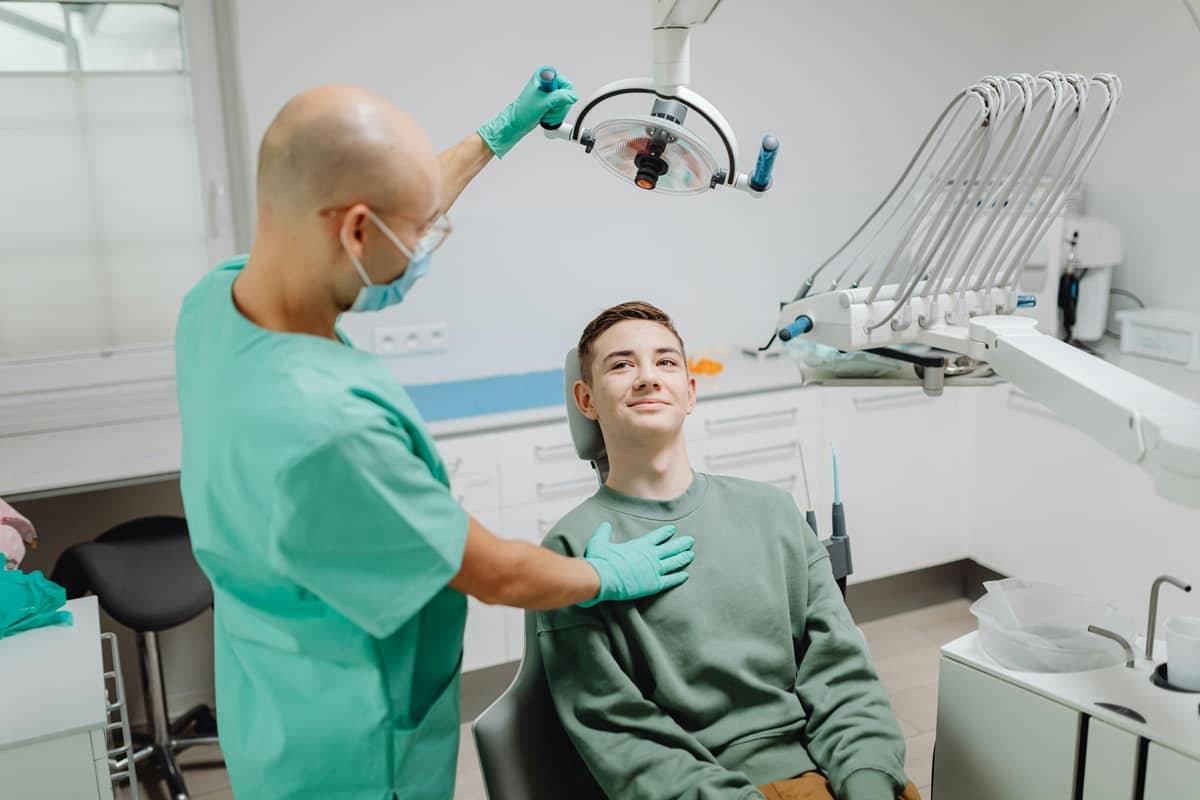 Importanța confortului și funcționalității în uniformele medicale dentare