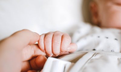 ZECE idei de cadouri pentru un nou-născut – de la body-uri personalizate, la păturică cu animăluțe