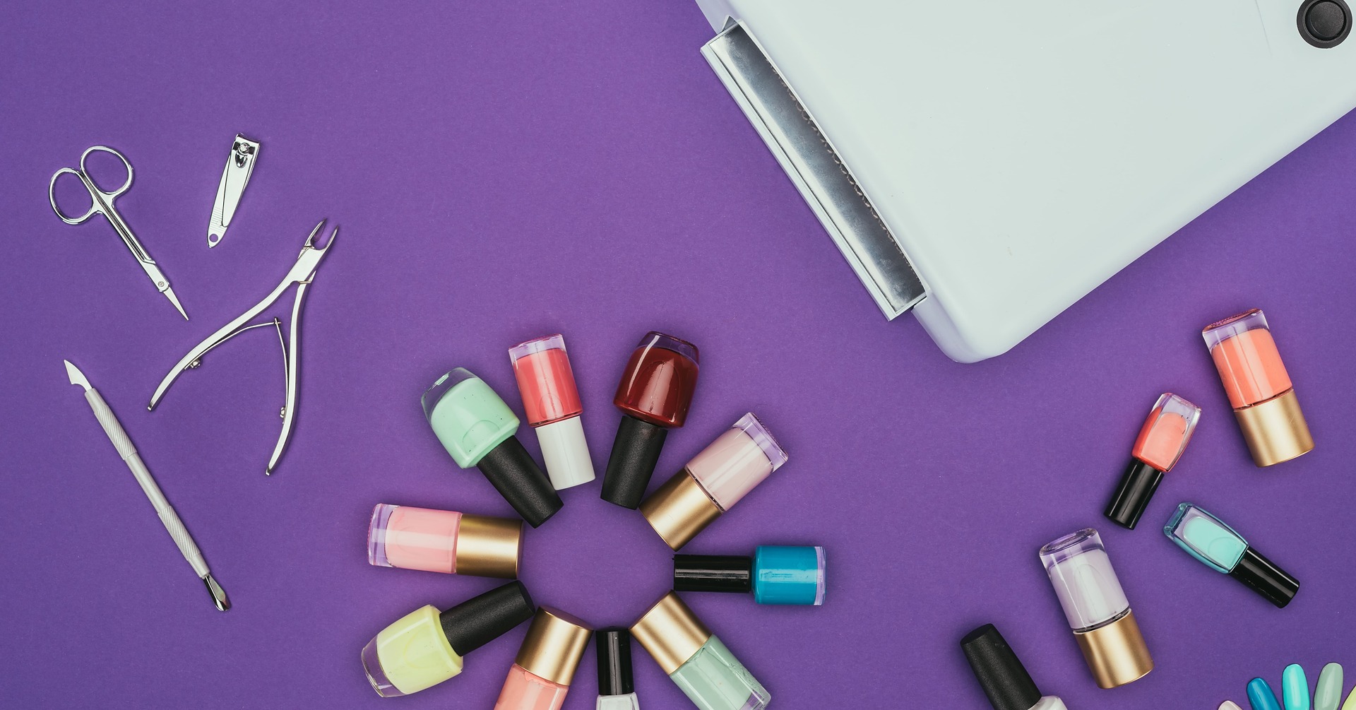 Tehnici pentru modelarea rezistentă a unghiilor acrilice