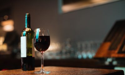 Un pahar de vin roșu înainte de culcare? Iată ce spun oamenii de știință