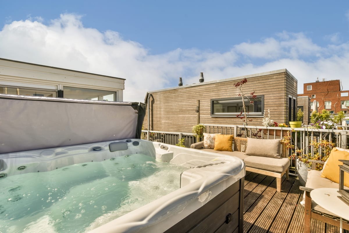 Minipiscine cu hidromasaj: luxul accesibil chiar la tine acasă