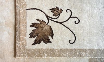 Diferențele între spălarea manuală a covoarelor și spălarea profesională