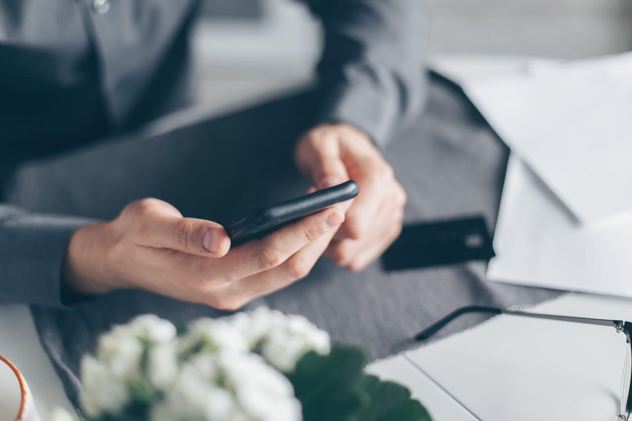 De ce tot mai mulţi prahoveni aleg să-şi gestioneze finanţele prin intermediul aplicaţiilor mobile în locul băncilor tradiţionale