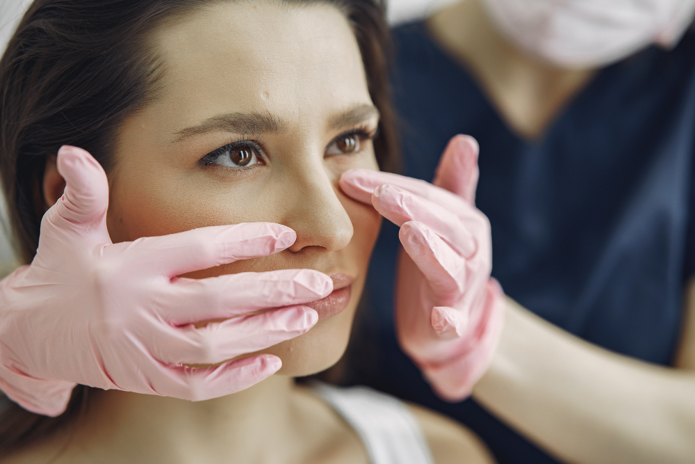 Cât costă, de fapt, o rinoplastie: cum citești o ofertă înainte să compari sume