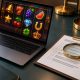 Slot online pe laptop, alături de o listă de verificare